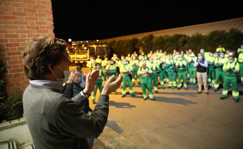 El alcalde de Madrid agradece a los trabajadores de la recogida de residuos la labor realizada durante la crisis