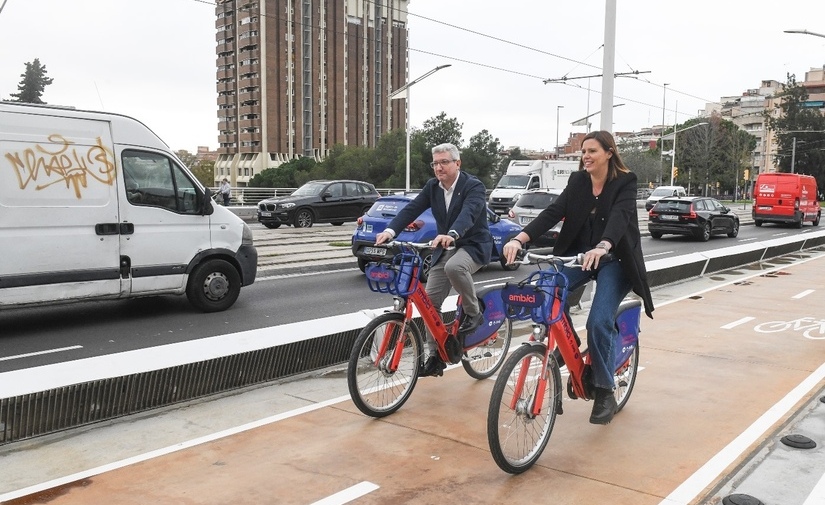 El AMB presenta en Esplugues de Llobregat un nuevo carril bici y una electrolinera para el municipio