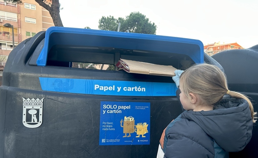 El contenedor azul cumple 25 años como símbolo del reciclaje de papel y cartón en España