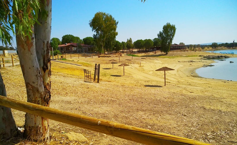 Mérida instalada 20 sombrillas en la zona de baño del embalse de Proserpina