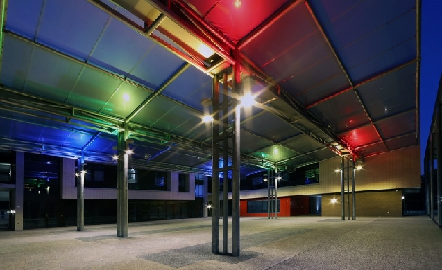 Carandini transforma el campus de St. Thomas More College en Australia con iluminación dinámica