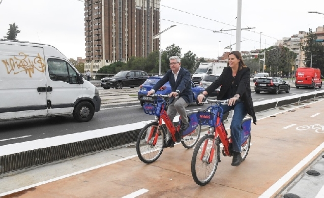 El AMB presenta en Esplugues de Llobregat un nuevo carril bici y una electrolinera para el municipio