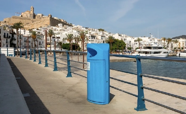 Ibiza estrena nuevas papeleras de Fábregas creadas con redes marinas recuperadas
