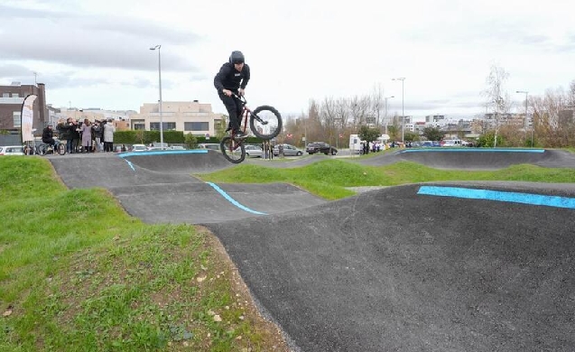 Inaugurados un circuito de Pump Track y un área de juegos inclusivos en el barrio vitoriano de Zabalgana