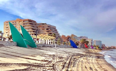 Oropesa del Mar mejora y pone un toque de color al paseo marítimo de Morro de Gos