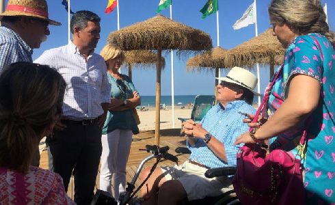 Rota mejora el acceso a la playa en Costa Ballena con el nuevo módulo de playa de accesibilidad