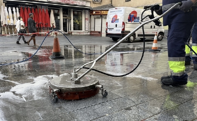 Vitoria-Gasteiz renueva su apuesta por la limpieza urbana con el lavado a presión de calles