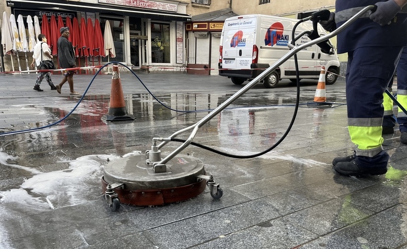 Vitoria-Gasteiz renueva su apuesta por la limpieza urbana con el lavado a presión de calles