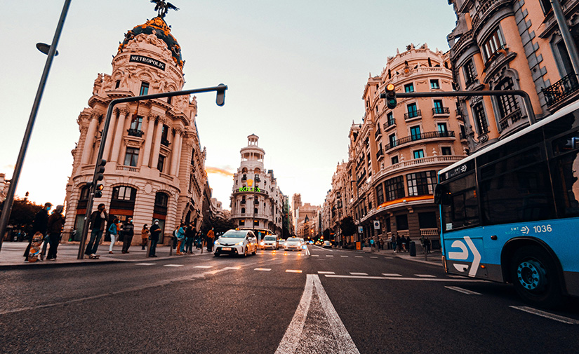 Zonas de bajas emisiones: beneficios y costes de restringir los coches en las ciudades